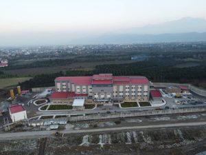 اجرای نمای ترکیبی به متراژ تقریبی 6500متر مربع که شامل سرامیک به روش خشک (نمایان) از نوع کلیپس به متراژ تقریبی 4500 مترمربع ، ورق کامپوزیت به روش فیکس به متراژ تقریبی 2000متر مربع